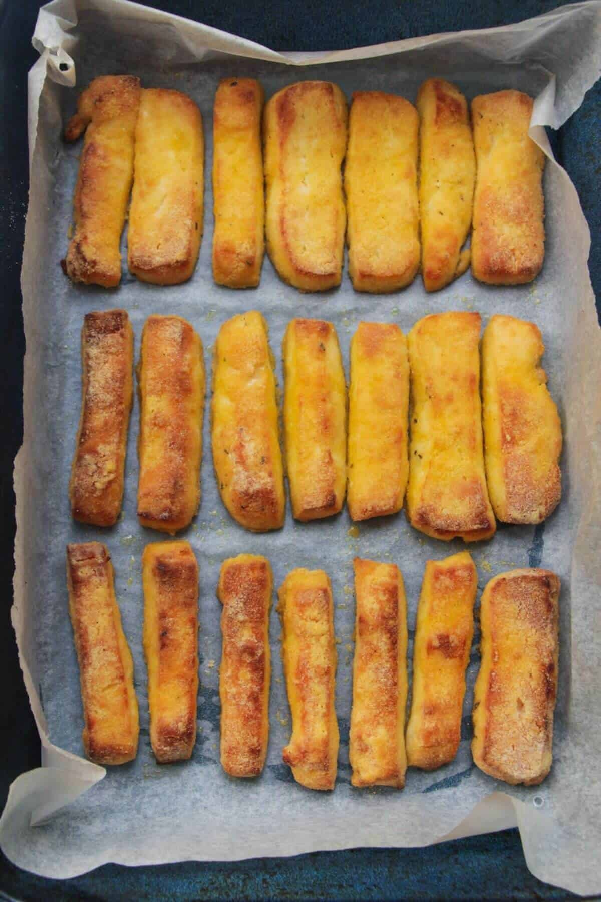 Tray of cooked halloumi fries.