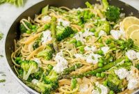 One-Pot Garlic Herb Spaghetti with Courgetti (Zucchini Noodles)