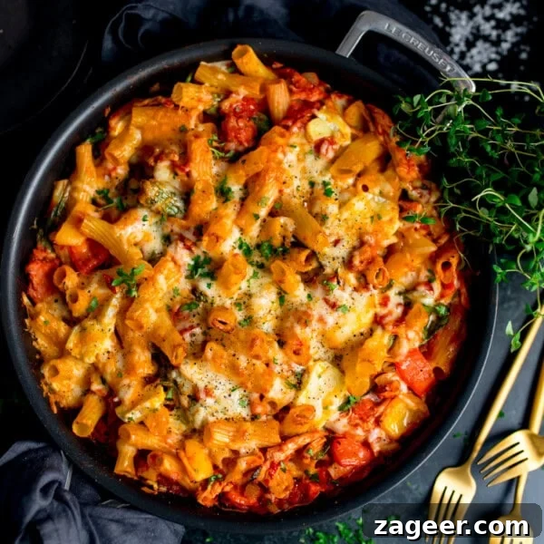 Turkey Bolognese from Leftover Roast: Quick Family Dinner 8 Baked rigatoni pasta with melted cheese, tomato sauce, turkey and ham